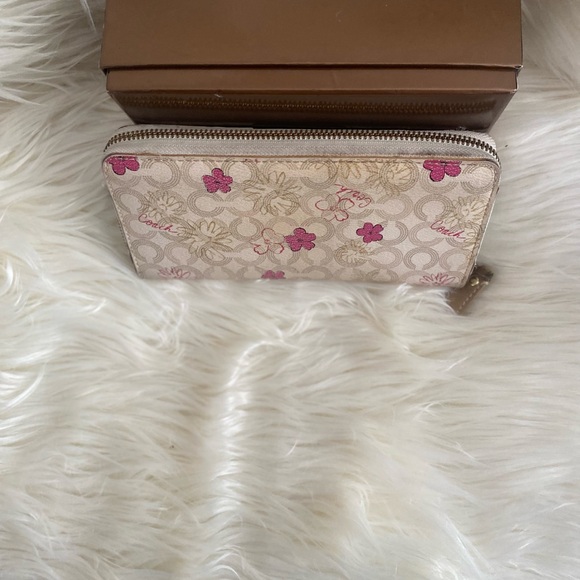 Coach Zippy Wallet - Picture 6 of 6